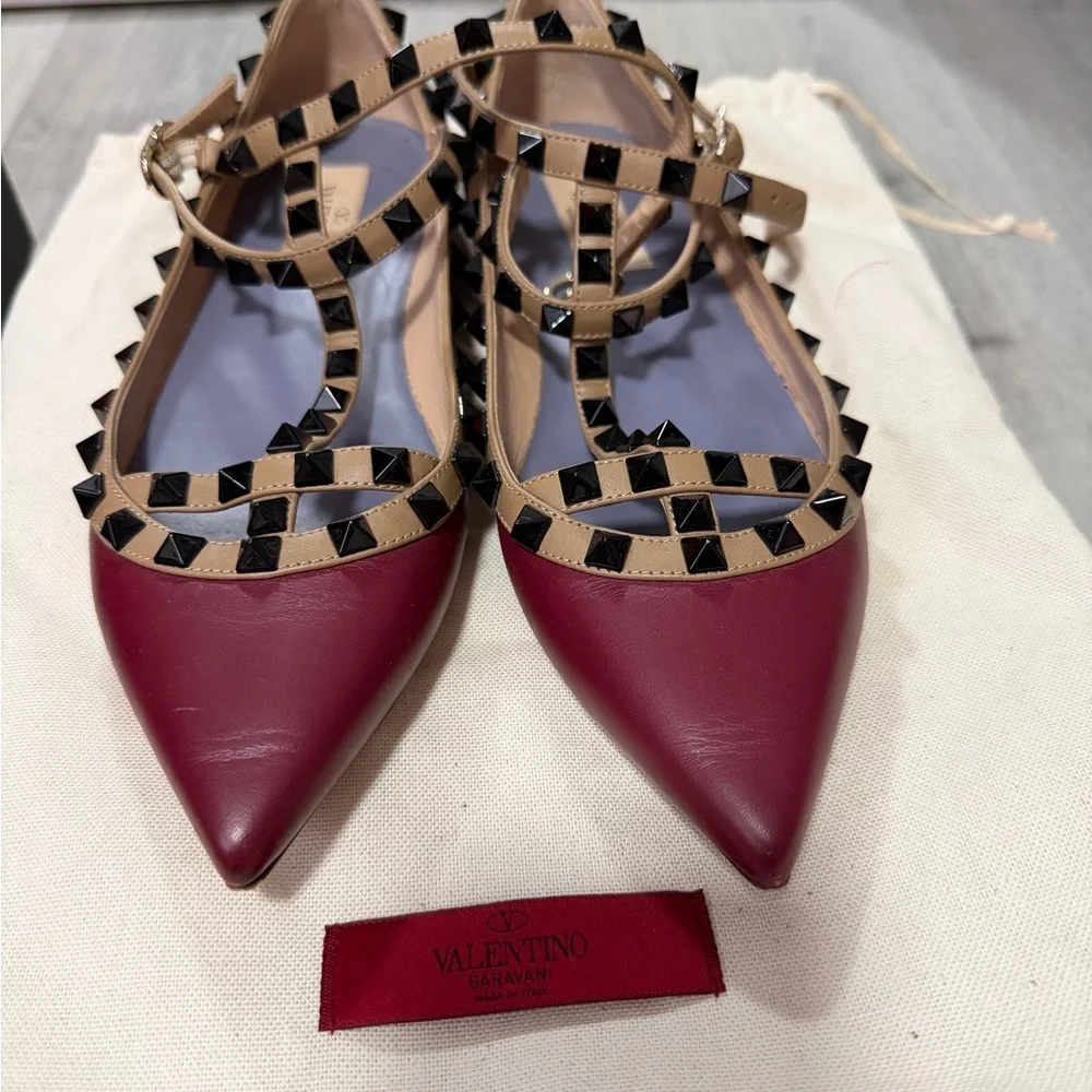 Valentino Garavani Burgundy Pointed Rockstud T-Strap Flats with Beige Trim